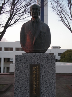 銅像 伊藤健児