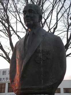 銅像 伊藤健児